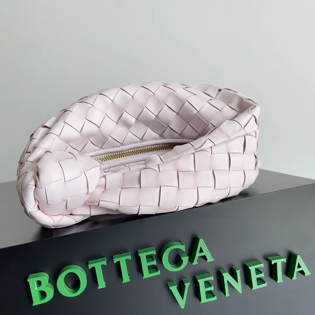 Batch 1120 Bottega veneta͙.——The latest braided and knotted hobo🔥 The top-grade lambskin leather is very soft, the bag shape is unique, practical and durable. It retains the traditional weaving elements while being a bit more flamboyant ~ Made of hand-woven sheepskin, zipper opening and closing, curved seamless structure, effortless to match. Highly recommended⚠️⚠️⚠️ The highest-end in the market🌈 Welcome to compare [Factory equipped with full package] size: 23x15x5cm.   Model: 651876